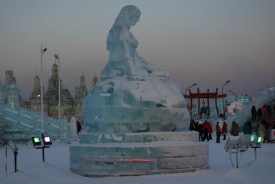  哈尔滨的冰雕，世界闻名。一定要去见识下。