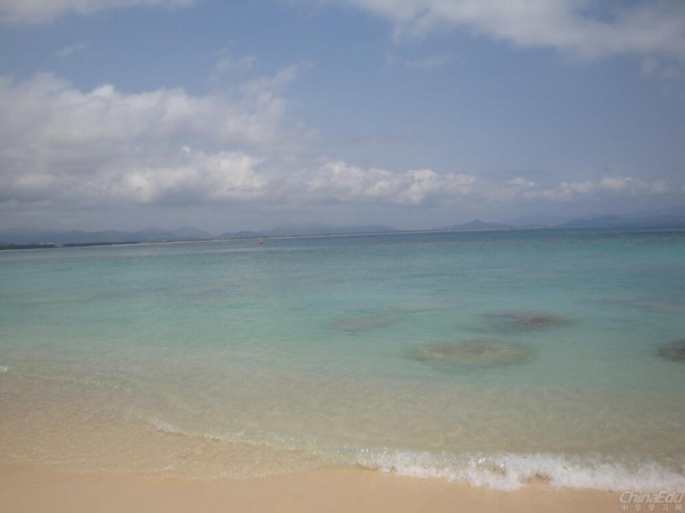 蓝绿色的海水。可以拿来做桌面背景。