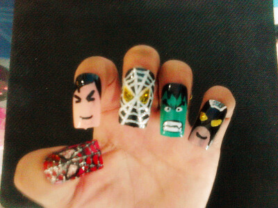 很有爱的指甲，有木有 如果你喜欢JOJO奇妙冒险，一定大爱这种风格