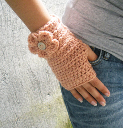 粉色毛线手套，带花。