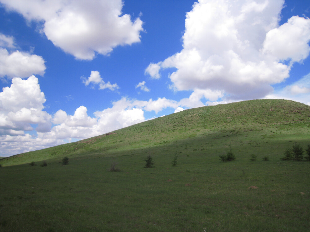 这个像windows桌面的风景是在毕业旅行在坝上草原拍的，风景很漂亮的地方。