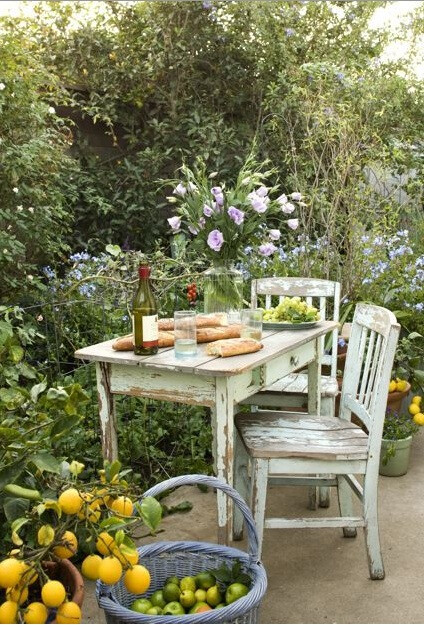 花园里的餐桌