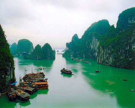 下龙湾（Ha Long Bay）是越南北方广宁省的一个海湾，风光秀丽迷人，闻名遐迩。风景区共分为东、西、南3个小湾。因其景色酷似中国的桂林山水，因此被称为“海上桂林”。