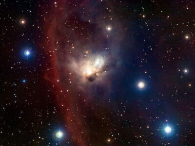 2010年3月，欧洲南方天文台的天文学家在观测猎户座一个漆黑的角落时拍摄了一幅“宇宙蝙蝠”照片，也就是NGC 1788星云。与利用自身加热气体发光的星云不同，这个星云利用冷气体和尘埃反射和散射内部年轻恒星的光线发…