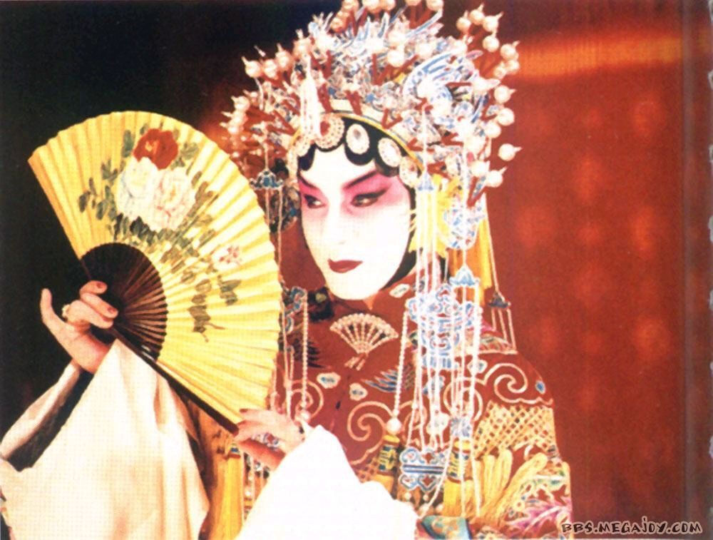 1992年，参演陈凯歌执导电影《霸王别姬》，首次作银幕反串演出，声色艺俱全令其事业更上层楼，还跃身国际，于94年摘下日本影评人大奖最佳男主角。