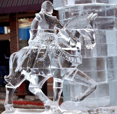 冰雪节上的骑士雕塑