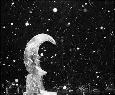 巴特尔克里克国际冰雕节上的作品，星月璀璨啊。