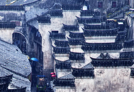 似烟似雾，似幻似梦，迷人沉醉的江南雨。