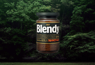 AGF BlendyAGF的即溶咖啡"BLENDY"。我们提议，以令人联想到广袤森林的绿色作为品牌的颜色，并最终实现了提议。在浓重的自然色调的基础上，加入有着风化般轮廓线条的粗体字LOGO，并将它作为视觉资源加以运用，开发出…