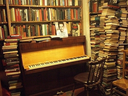 在杂乱的书堆里,有架钢琴,有个你,是多美的画面