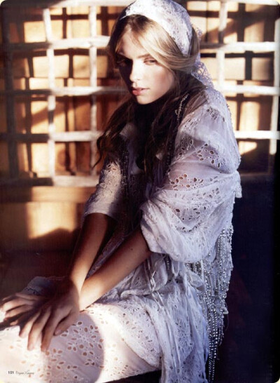 Julia Stegner~坐在凡尘光影中……