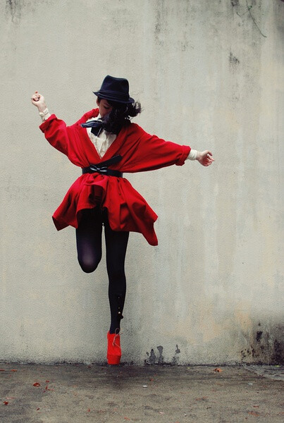 shanshan的up to the sky。她对鲜艳颜色的驾驭力让我着实喜欢啊。。 http://www.douban.com/photos/photo/1303417373/