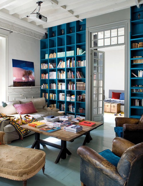 loving these gorgeous blue bookshelves.