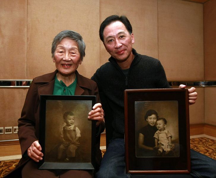 母子照的“图中人”86岁的母亲游美瑛和58岁的儿子孙逊今天也出席了发布会。他们的照片摄于1954年，当时的孙逊才1岁。照片冲印出来后，游美瑛爱不释手，始终将它挂在家中墙上。今天，她将这张珍藏了57年的照片也带到了现场，照片、相框都是出自当年Sanzetti的照相馆。
