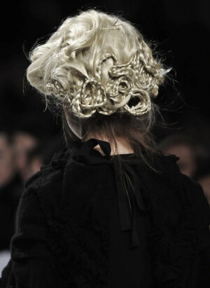 细细的小编发，优雅地别在后面，很别致