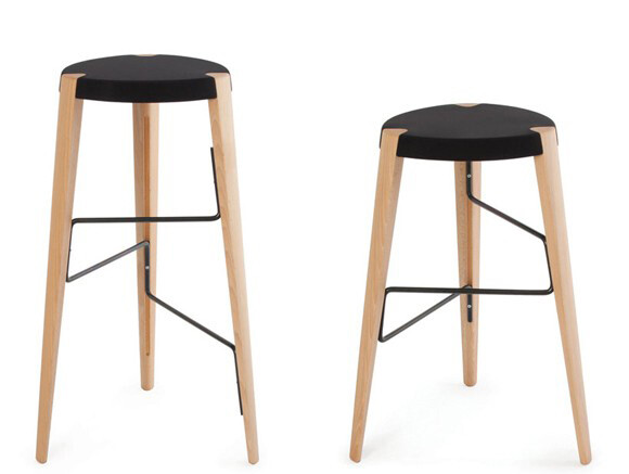 ‘sputnik stool’ 坐凳最大的设计特点是由一根弯曲的金属条来固定和连接三条凳腿，同时有三层不同高度的金属条也可作搁脚之用，结构比较巧妙。