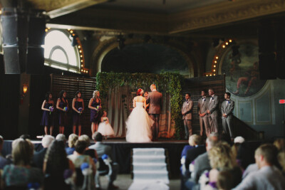 婚礼到处都充满了紫色，手捧花、糖果和伴娘服。