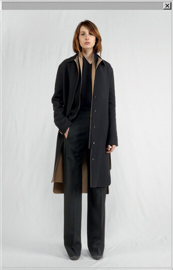 Replica wool double-face black and camel coat worn with a matching scarf, a wool scarf, fluid wool high-waisted pants and pumps in rubber tweed leather.