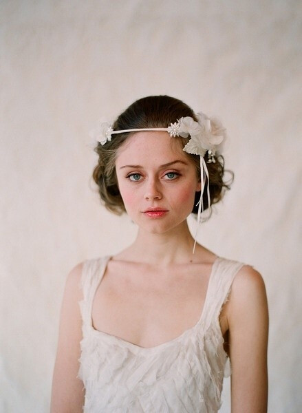 绑带式的头饰有种自由的波希米亚气质