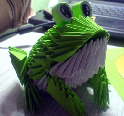 三角插折纸手工diy青蛙，教程地址：http://www.zhidiy.com/quweizhiyi/3213/ 非常有趣的三角插手工diy青蛙教程，利用三角插制作的手工青蛙，立体感更加的足，而且还更有派头！