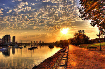 夕阳下的温哥华，给人一种别样的感觉！！