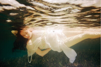 俄罗斯女摄影师Elena Kalis。这些水下照片，是她近几年的主要作品，照片中的人物是她的孩子和朋友们【珍珠和白色纱裙，复古，浪漫，神秘。。。】