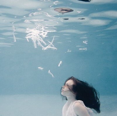 俄罗斯女摄影师Elena Kalis。这些水下照片，是她近几年的主要作品，照片中的人物是她的孩子和朋友们【仿佛来自另一个国度的精灵，在这纯蓝和羽毛的围绕下思索着。】