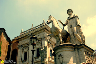 在罗马，你可以见到很多的雕塑。似乎是它们的特色一样。