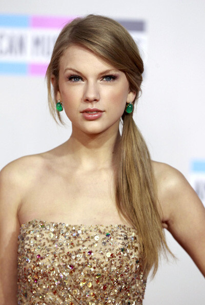 Taylor Swift arrives at the 2011 American Music Awards in Los Angeles November 20, 2011.