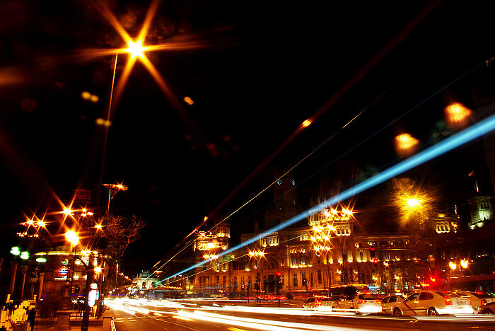  会发光的街道。城市依然在热腾中。