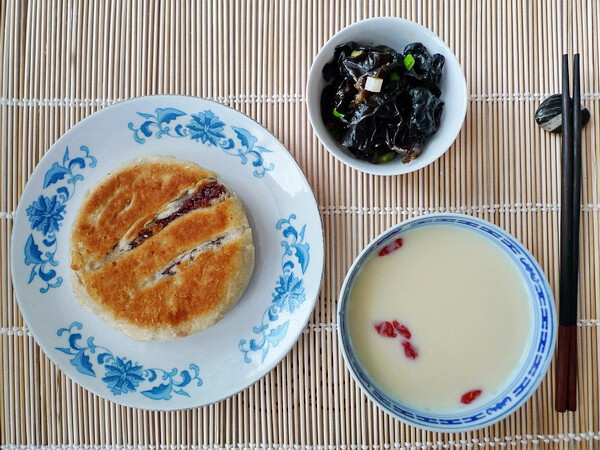 豆沙饼+豆浆+老醋木耳