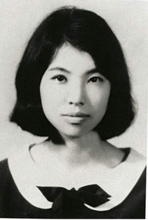 三毛在青春期也是一个美丽的女孩。干净安静，还略带戾气。