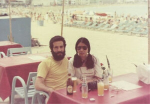 三毛和荷西，很温馨的一张照片。无需姿态就能说明的温情。