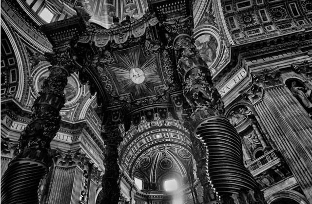 Altar, St. Peter’s Basilica, Vatican City, Italy。