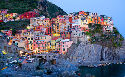 Manarola at Dusk, Cinque Terre, Italy。放眼看去，色彩缤纷。