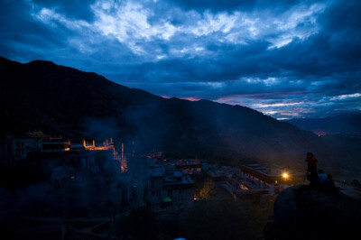西藏的夜景。星星点点的光亮，温暖了旅人的心。