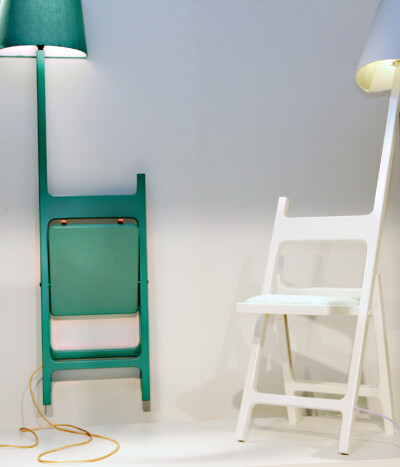荷兰设计团体nieuwe heren作品，将灯具与椅子集成一体，命名为the poet。其中绿色款灯具位于椅子右侧，象征右手诗人william blake（威廉·布莱克），白色椅子则象征左手诗人k.w goethe（歌德）（ps:很省空间的创意家…