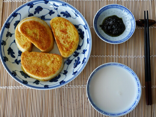 西馒头+橄榄菜+牛奶