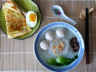 鱼丸米粉汤+鸡蛋烙饼+咸鸭蛋