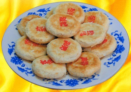 南玫瑰饼 表面为金黄色，圆形饼状，底面有红色“玫瑰”字样，皮酥均匀，馅内有糖玫瑰、瓜仁、熟面、糖、色拉油等，口感酥松香甜，有玫瑰香味。