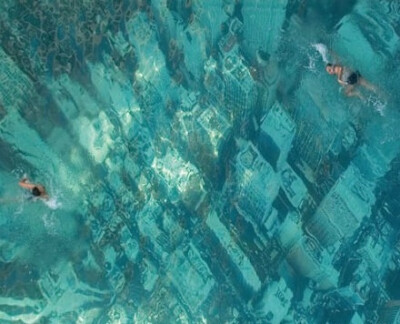 水下纽约。英国汇丰银行做了一件有趣的事情，他们在游泳池底部贴了一张巨幅纽约空中俯视图，看起来像是纽约陷入了海底，以此提醒人们关注因气候变化而引起的海平面上升等问题。