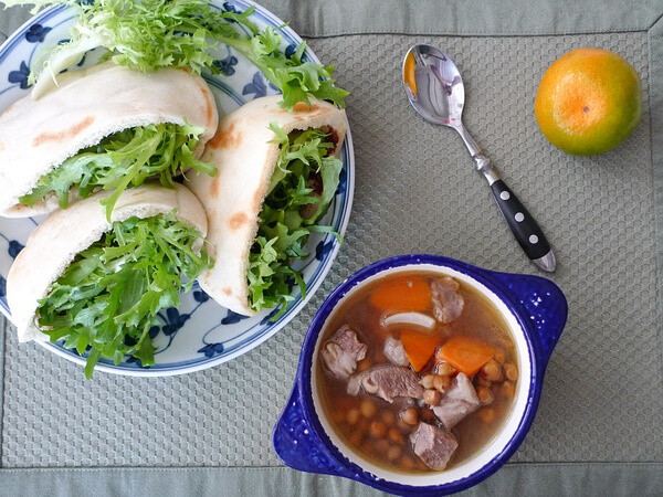 皮塔饼夹苦苣+羊肉鹰嘴豆汤