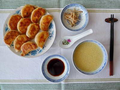 鸡油锅贴+小米粥