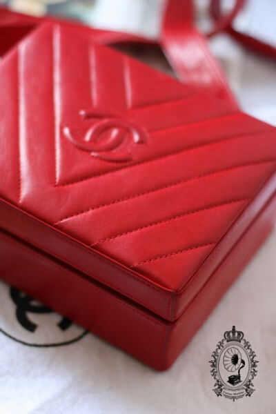 VINTAGE CHANEL BOX