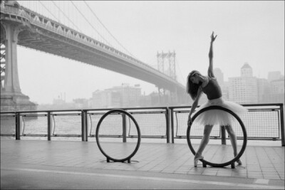 美国摄影师Dane Shitagi作品..照片名为《The New York City Ballerina Project》（纽约城芭蕾舞计划），作品中，他将芭蕾舞蹈演员带上街头，在纽约城中的著名街道、景点、地铁甚至出租车中表演芭蕾舞蹈动作。“这不…