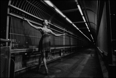 美国摄影师Dane Shitagi作品2...照片名为《The New York City Ballerina Project》（纽约城芭蕾舞计划），作品中，他将芭蕾舞蹈演员带上街头，在纽约城中的著名街道、景点、地铁甚至出租车中表演芭蕾舞蹈动作。“这…