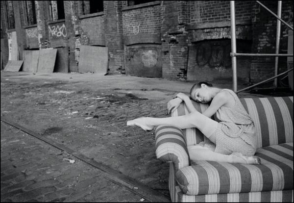 美国摄影师Dane Shitagi作品4...照片名为《The New York City Ballerina Project》（纽约城芭蕾舞计划），作品中，他将芭蕾舞蹈演员带上街头，在纽约城中的著名街道、景点、地铁甚至出租车中表演芭蕾舞蹈动作。“这不仅因为他作为摄影师的工作，也因为他在纽约生活的经历”..