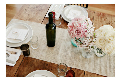 餐桌布置 花 红酒