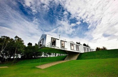 平衡屋（Balancing Barn）是位于英国萨福克郡的一幢建筑，来自建筑师Mole与建筑事务所MVRDV的合作。这幢长达30米的房屋令人惊奇的以山坡边缘为界，一半建在山坡上、一半悬在斜坡上。它看起来似乎险象重重，实际上稳…