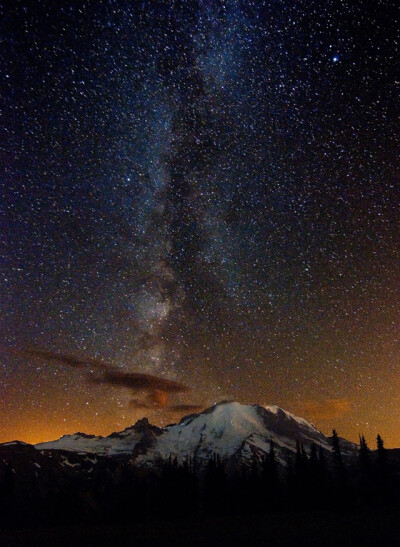  星空下的雪山泛着一层温柔的光芒。